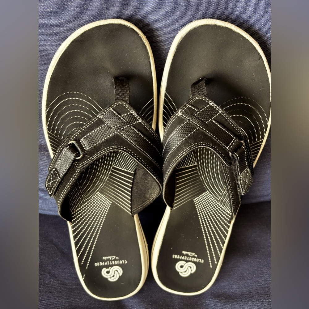 Clark clousteppers women’s size 10 color is black with white trim